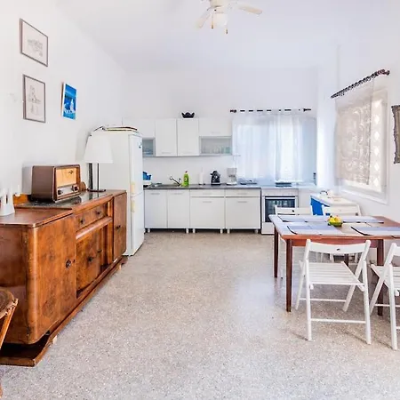 Traditional Floor 90 Meters From The דירה *